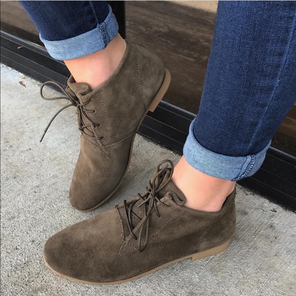 Urban Outfitters Shoes - NIB Zephyr Tan Leather Lace Up Boyfriend Booties
